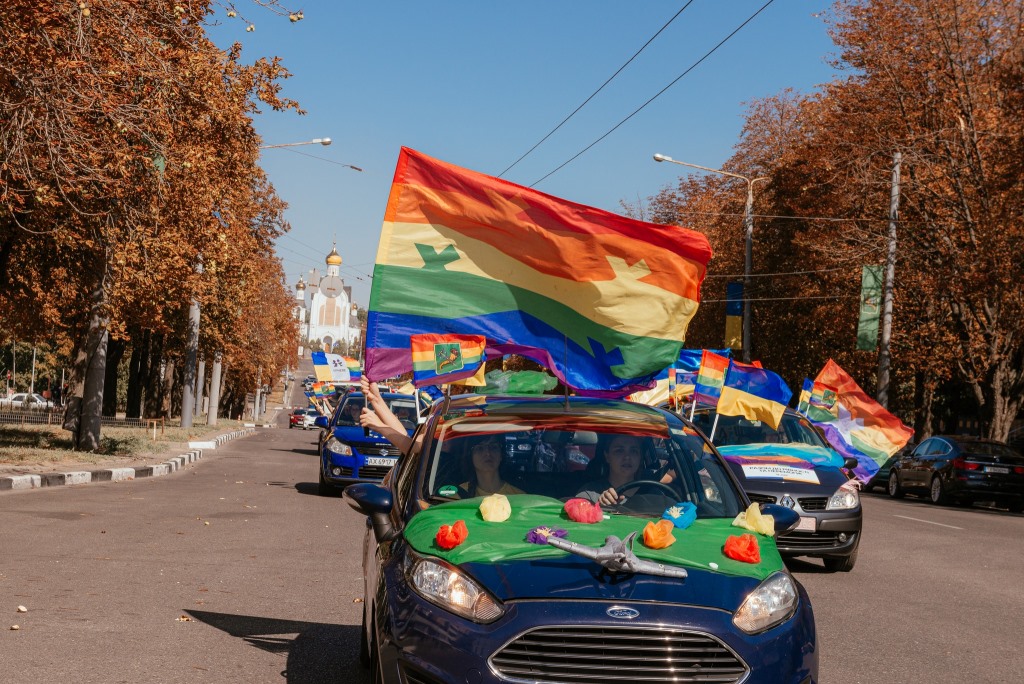 У Харкові відбувся ЛГБТК+ марш у форматі АвтоПрайду