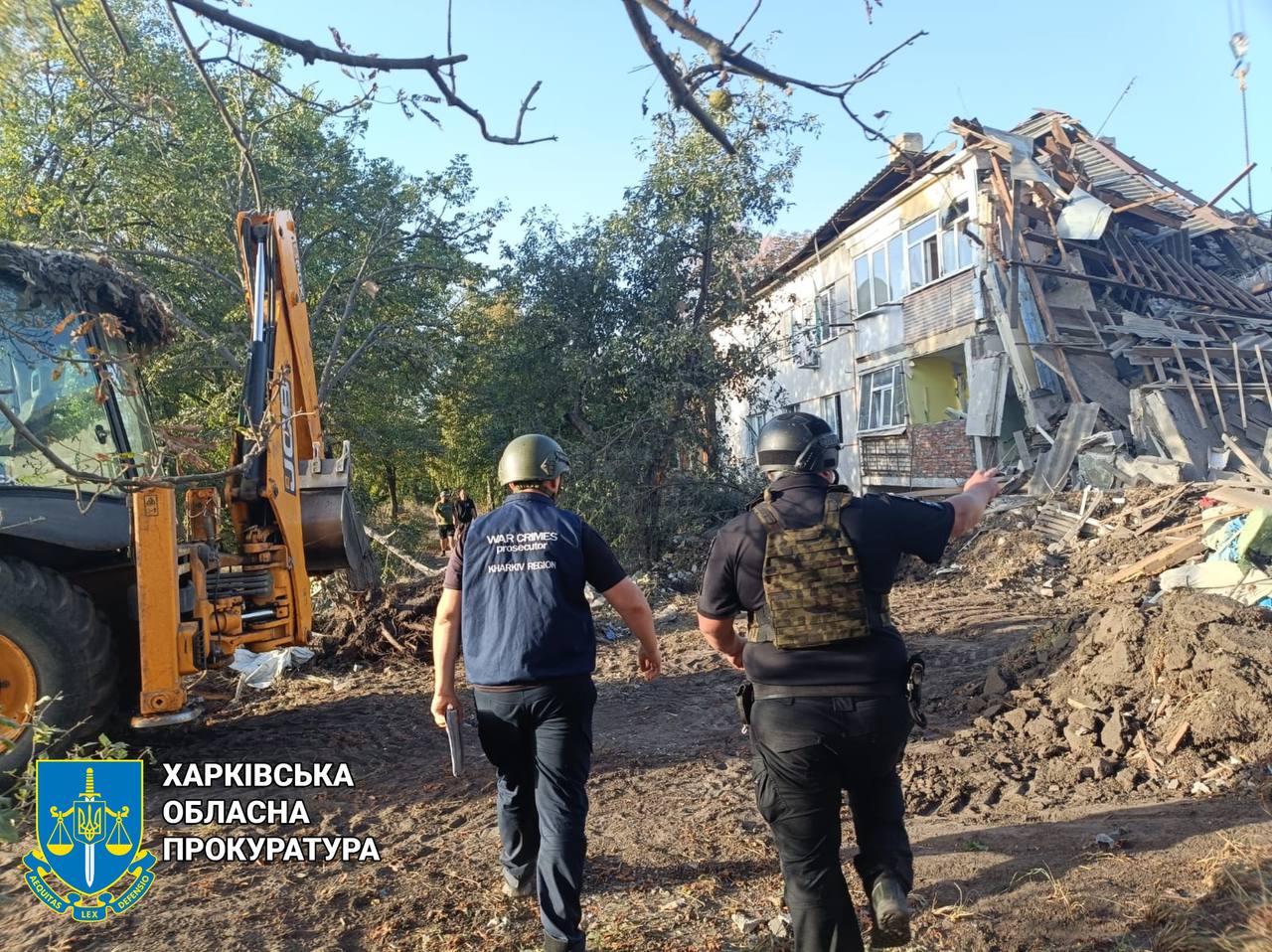 З-під завалів у Боровій витягли людину: прокурори фіксують наслідки обстрілів Харківщини