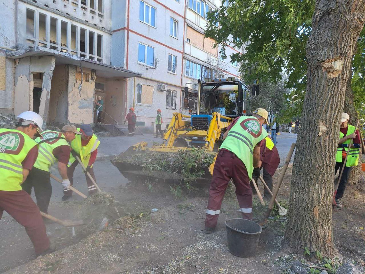 У Харкові комунальники завершують усувати наслідки ворожого обстрілу