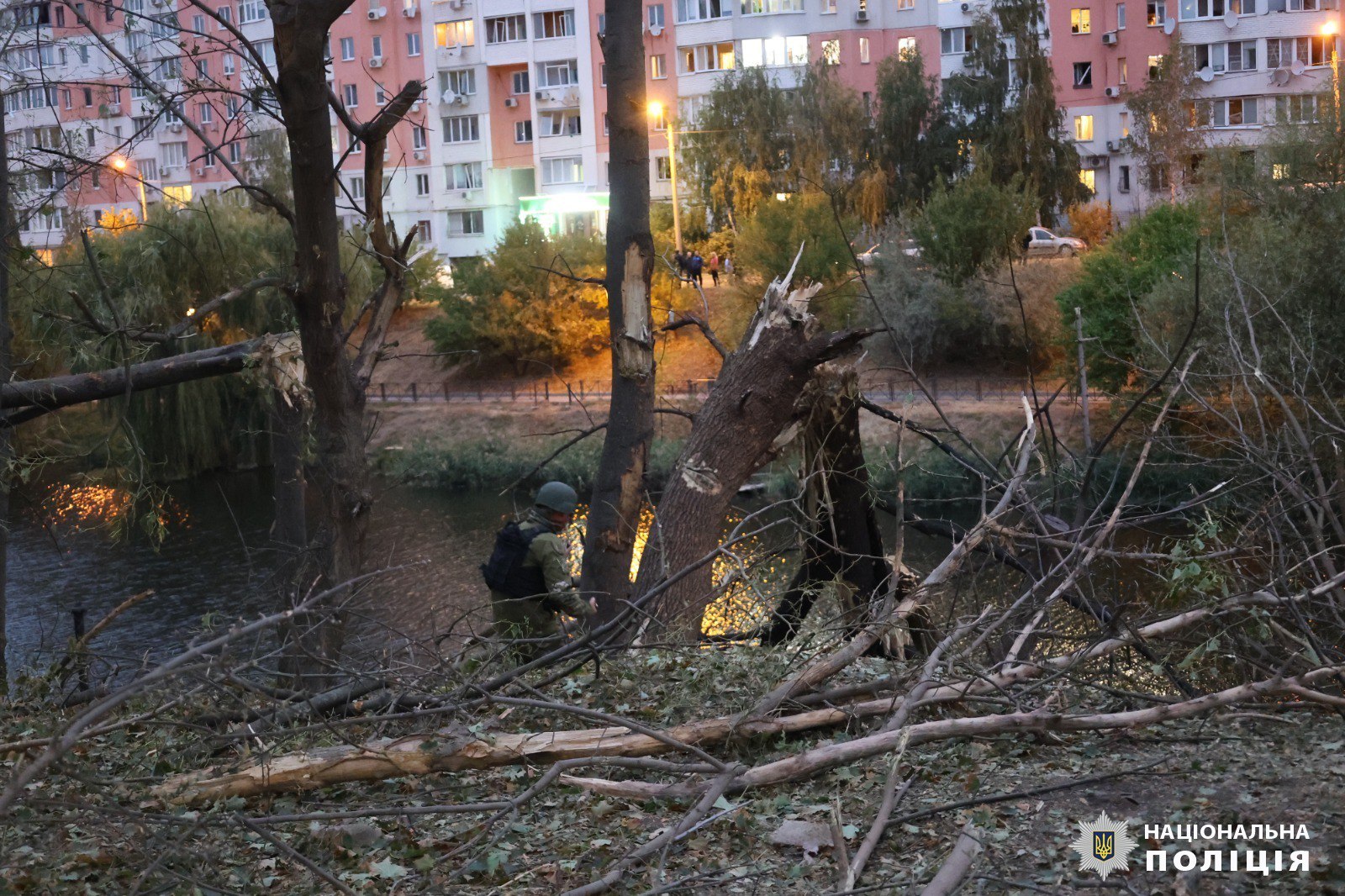 Правоохоронці показали наслідки влучання КАБів у Харкові на Салтівці