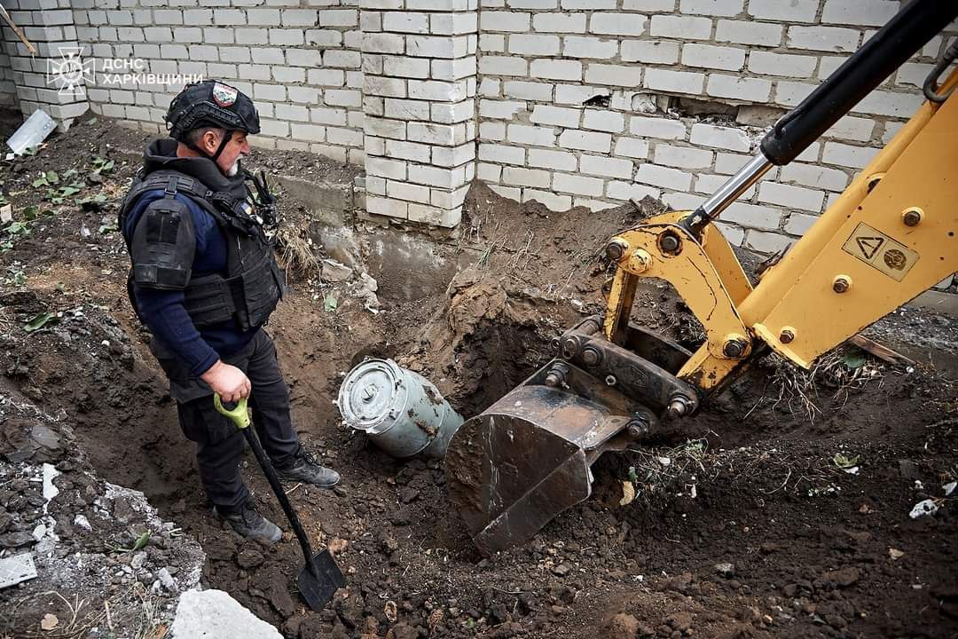 На Харківщині знешкодили 500-кілограмову бомбу, що впала на приватне подвір’я (фото)