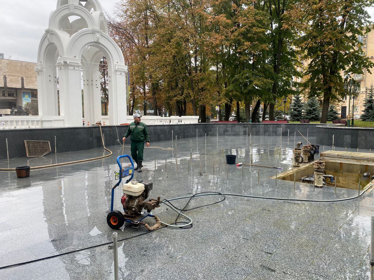 У Харкові комунальники почали відключати фонтани (фото)