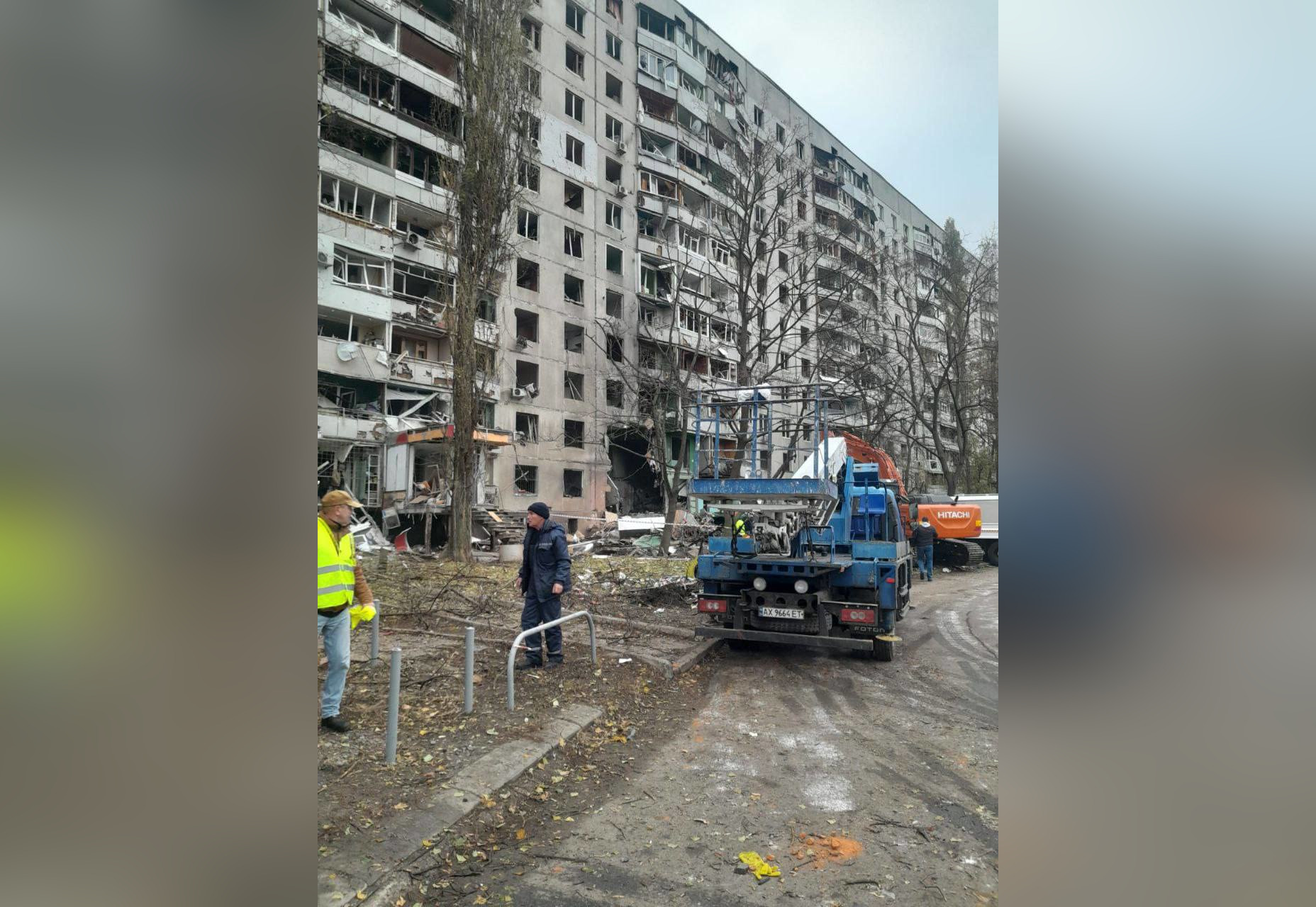 У Харкові на Салтівці усувають наслідки обстрілу