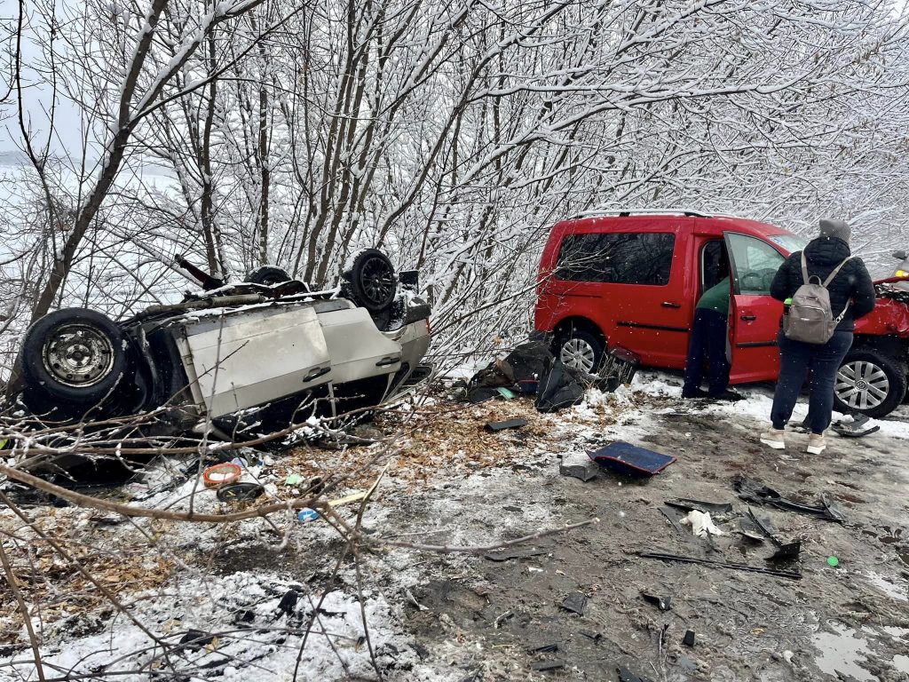 На Харківщині сталася ДТП: водія деблокували з перекинутої автівки