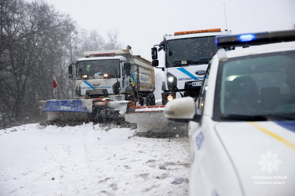 На Харківщину суне снігопад: дорожники перевели техніку у стан підвищеної готовності