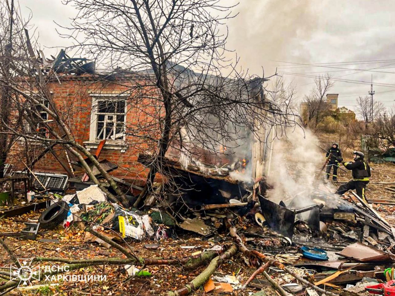 Рятувальники ліквідували пожежі після ворожих обстрілів на Харківщині