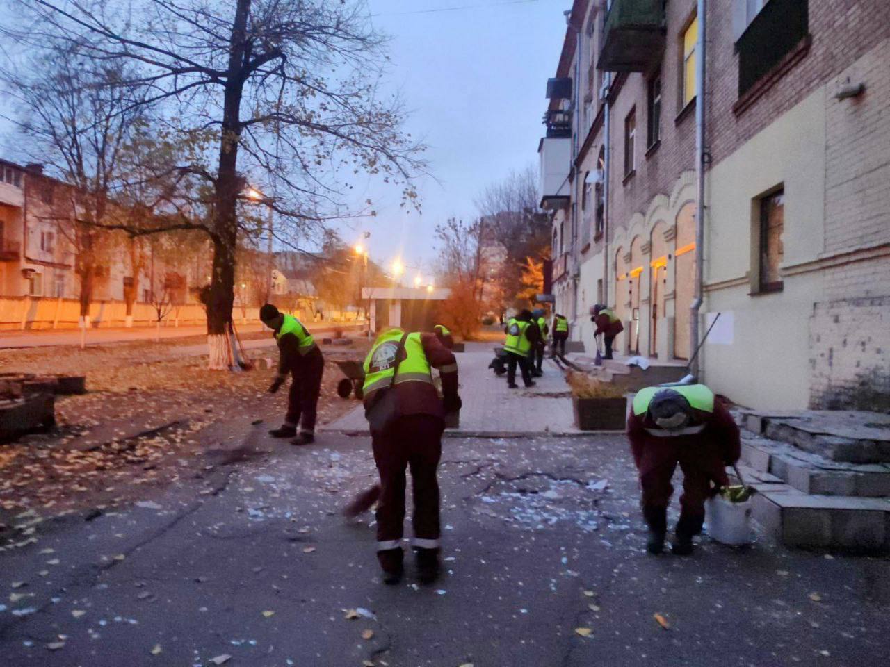 У Харкові комунальники усувають наслідки вечірнього обстрілу