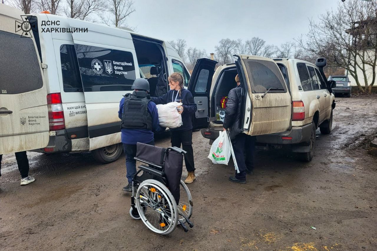 Евакуація на Харківщині: рятувальники вивезли з-під обстрілів чотирьох пенсіонерів