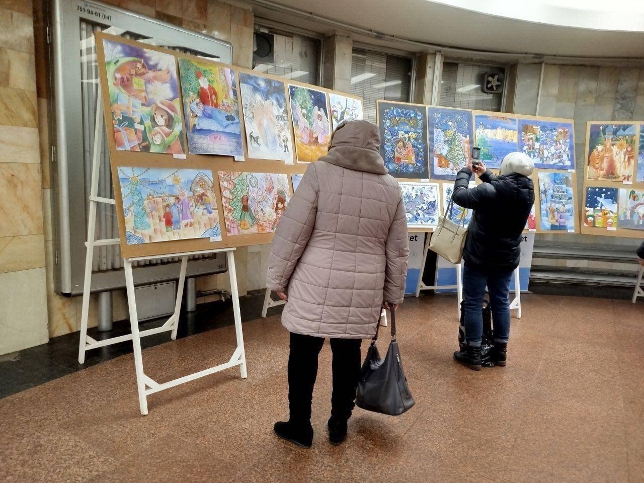 Дві станції метро у Харкові перетворилися на  виставки дитячих малюнків