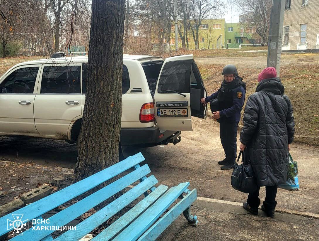 Рятувальники Харківщини на броньованому авто вивезли з-під обстрілів трьох пенсіонерів